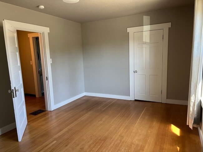 Building Photo - Update 1900's Home with 4 Bedrooms