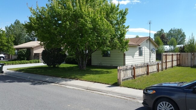 Building Photo - Cozy 3 Bedroom 1 Bath Home with Large Yard & 1 Car Attached Garage