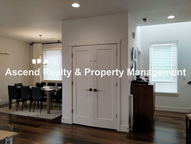 Building Photo - Like New 4 Bed Beauty Full Bed & Bath on Main Next to Commonwealth Lake & Minutes to Cedar Hills ...