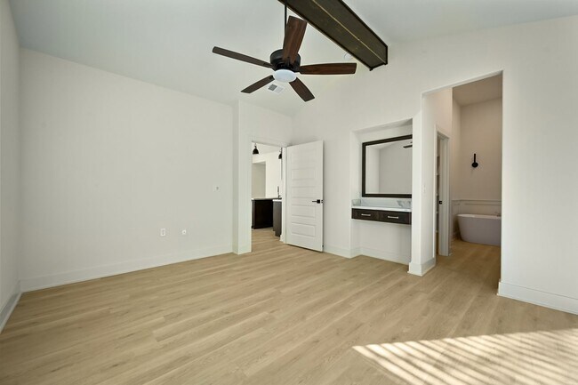 Building Photo - 201 E Maplewood Ln
