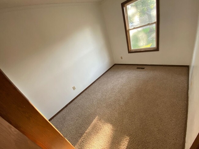 Building Photo - 2 bedroom with garage!