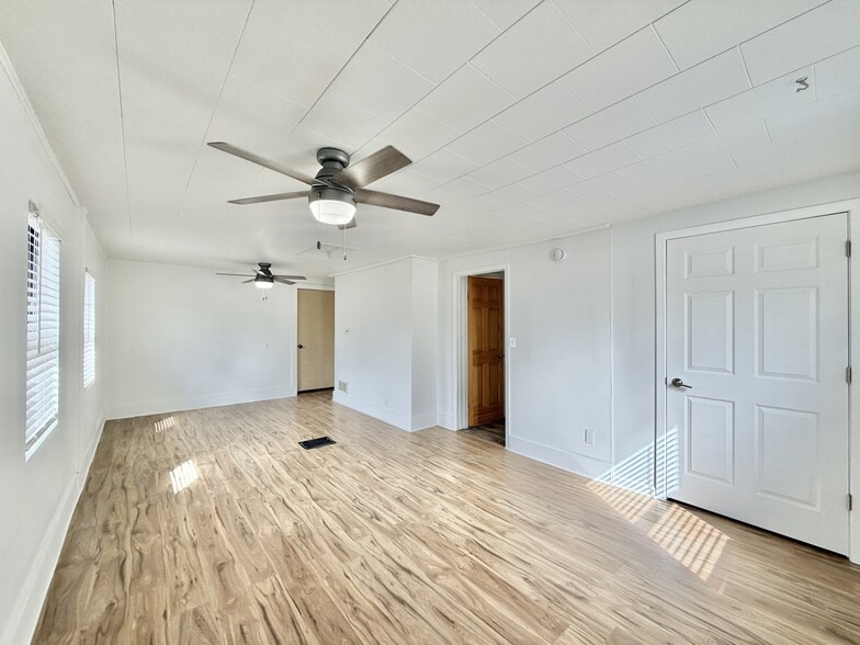 Building Photo - 425 S Jackson St