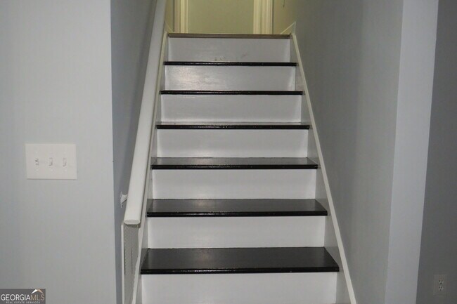 Building Photo - 2060 Bedford Ct