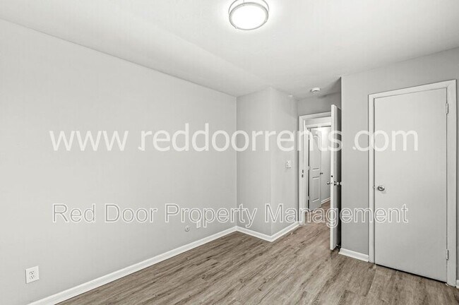 Building Photo - 10301 Medallion Dr