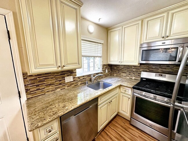 Building Photo - 17353 Park Ave