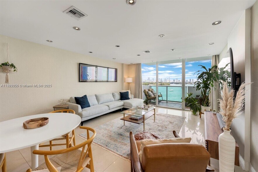 Primary Photo - 1200 West Ave