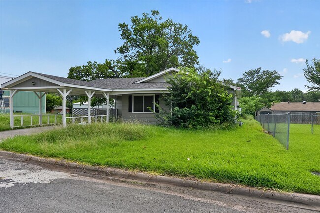 Building Photo - 208 D St
