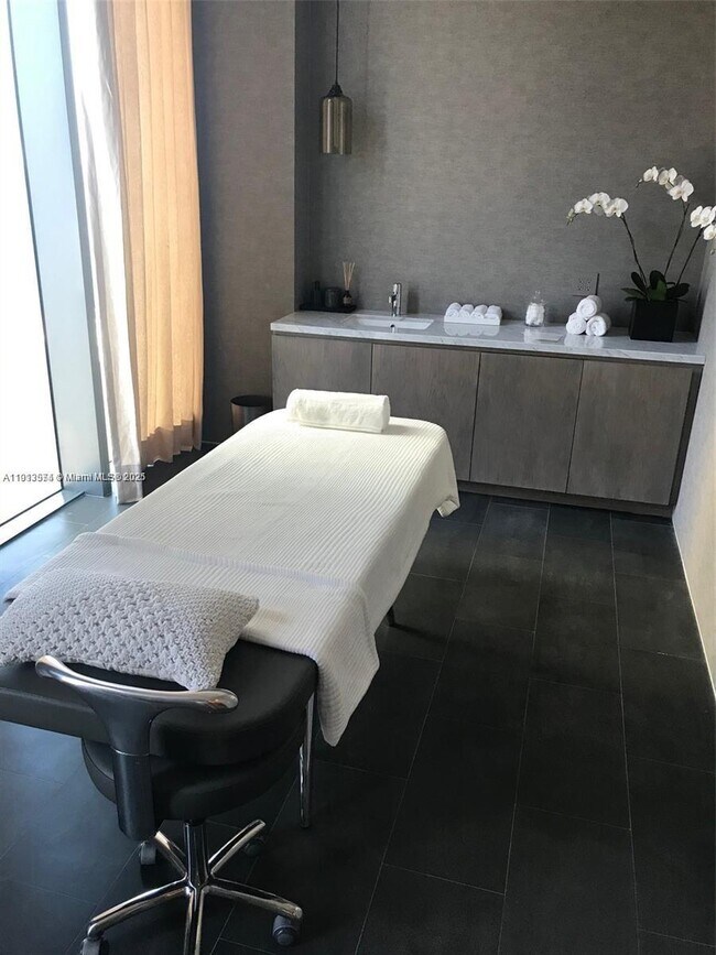 Building Photo - 650 NE 32nd St