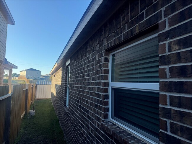 Building Photo - 21323 Echo Manor Dr