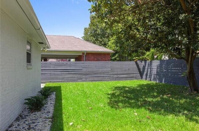 Building Photo - 1755 Oriole St