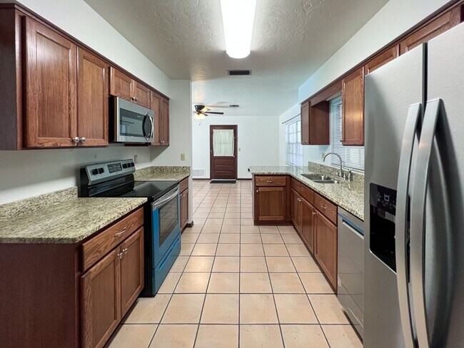 Building Photo - 3BR/2BA Pet Friendly Pool Home in McIntosh...