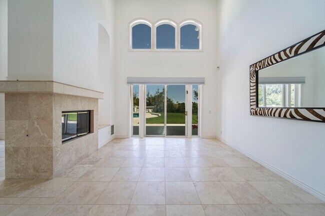Building Photo - 1160 N Easley Canyon Rd