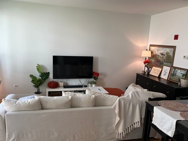 Building Photo - 565 W Quincy St