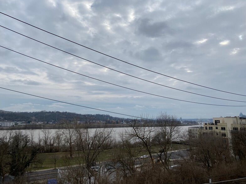 Building Photo - 2308 Gladstone Ave