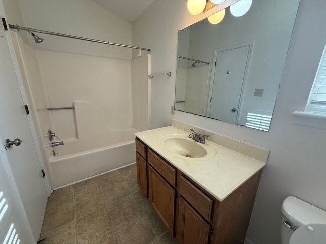 Building Photo - Beautiful 3 bedroom, 2.5 bath House