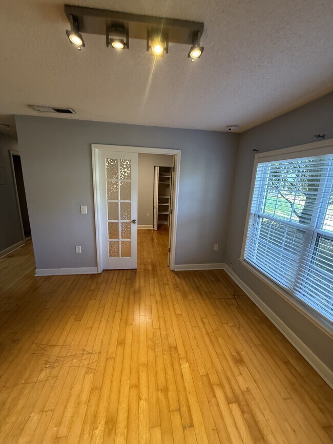 Building Photo - 2013 Dixie Belle Dr