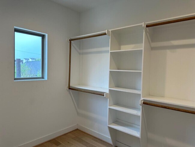 Building Photo - 2715 Drew St