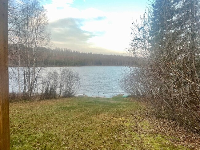 Building Photo - Serene Lakeside escape with direct lake ac...