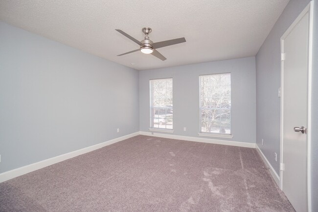 Building Photo - 2515 Oak Hill Dr