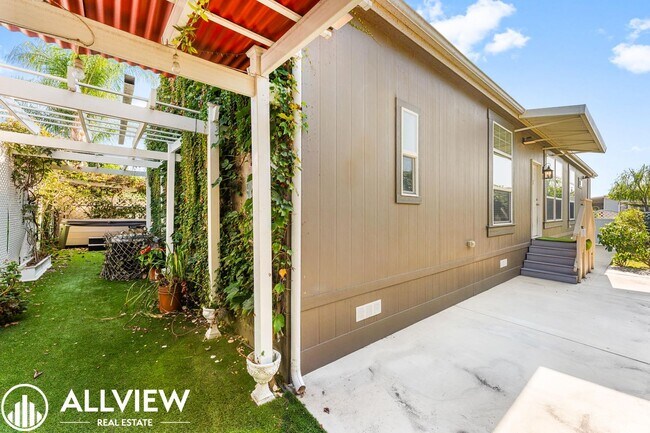 Building Photo - Stylish and beautiful 3-Bed Home with Land...