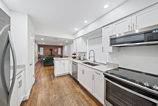 Building Photo - 1342 Essex Dr
