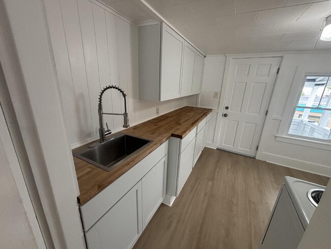 Building Photo - Completely Renovated 1-Bedroom + Bonus Room — Walk Everywhere in Brunswick!