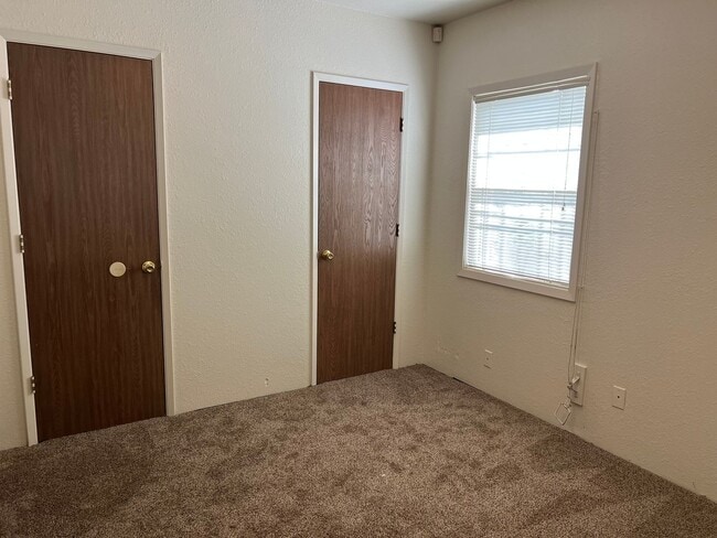 Building Photo - ONE BEDROOM APT W/ GARAGE!
