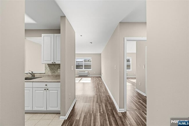 Building Photo - 905 River Rd