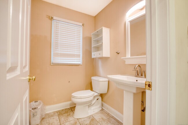 Building Photo - 9 Mayflower Ln