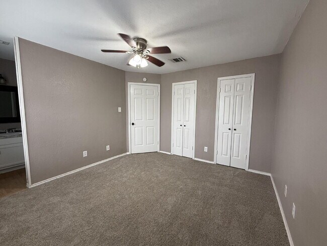 Building Photo - Spacious 2 Bed, 2.5 Bath Condo on Speight Ave with Private Porch & Community Pool