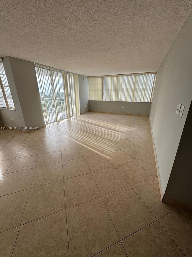 Building Photo - 18011 Biscayne Blvd