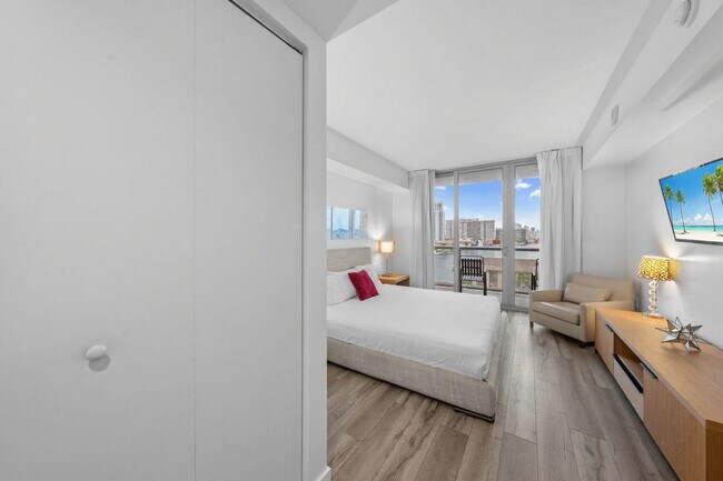 Building Photo - 2602 E Hallandale Beach Blvd