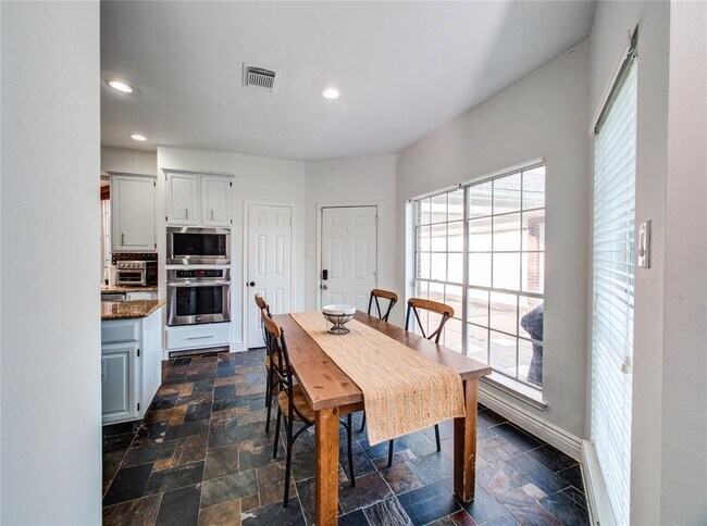 Building Photo - 2735 Oakland Dr