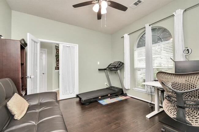Building Photo - 2103 Breezeway Ln