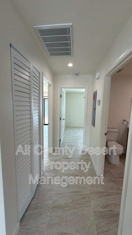 Building Photo - 517 S Mountain View Dr