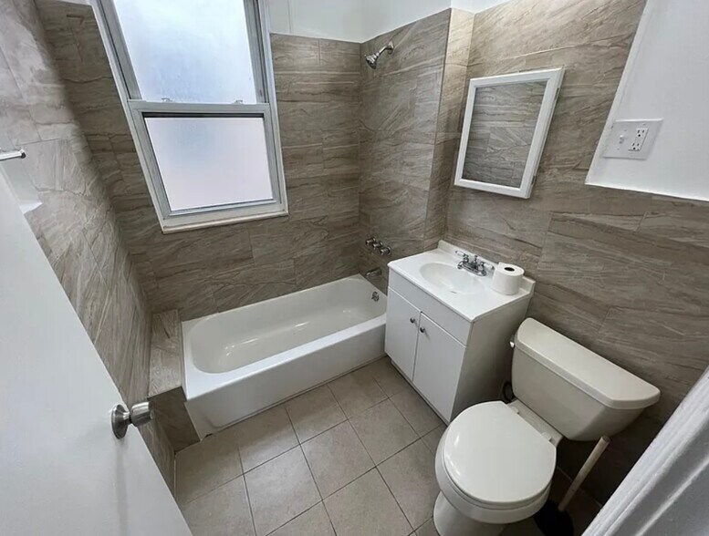 Bathroom - 74 Smith St