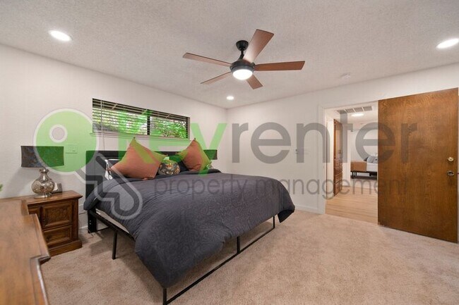 Building Photo - 9635 Oak Leaf Way