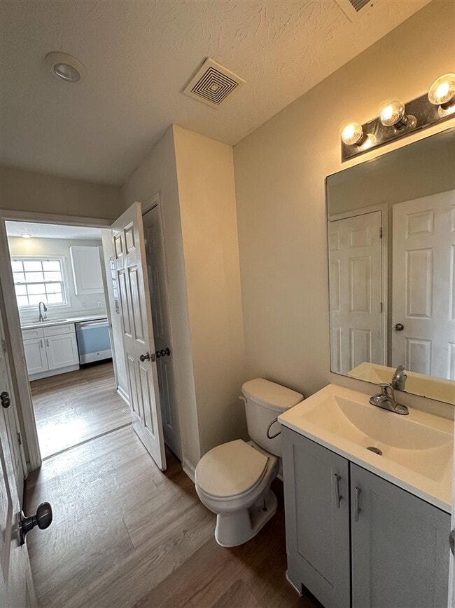 Building Photo - 1225 N Lee Dr