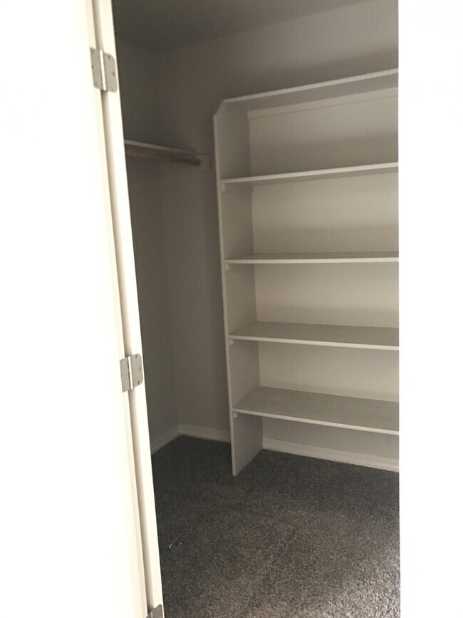 Building Photo - Beautiful Three Bedroom In Kennewick - Move in Ready!!