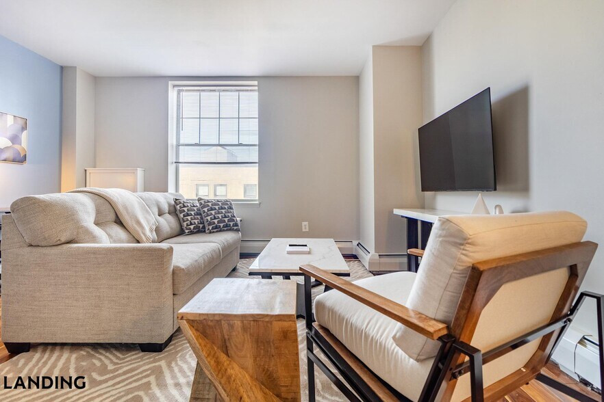 Building Photo - 265 College St