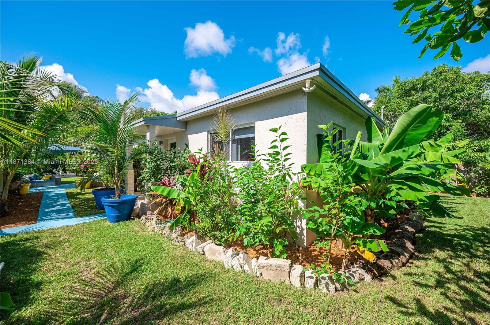 Building Photo - 2401 SW 26th St