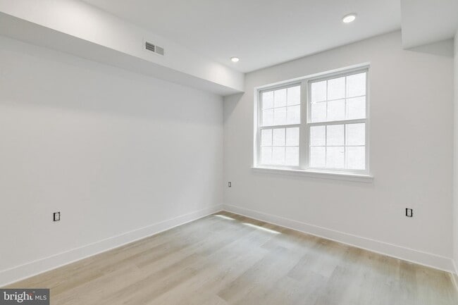 Building Photo - 3045 Richmond St