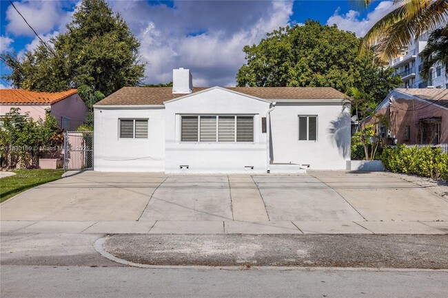 Building Photo - 2729 SW 18th St