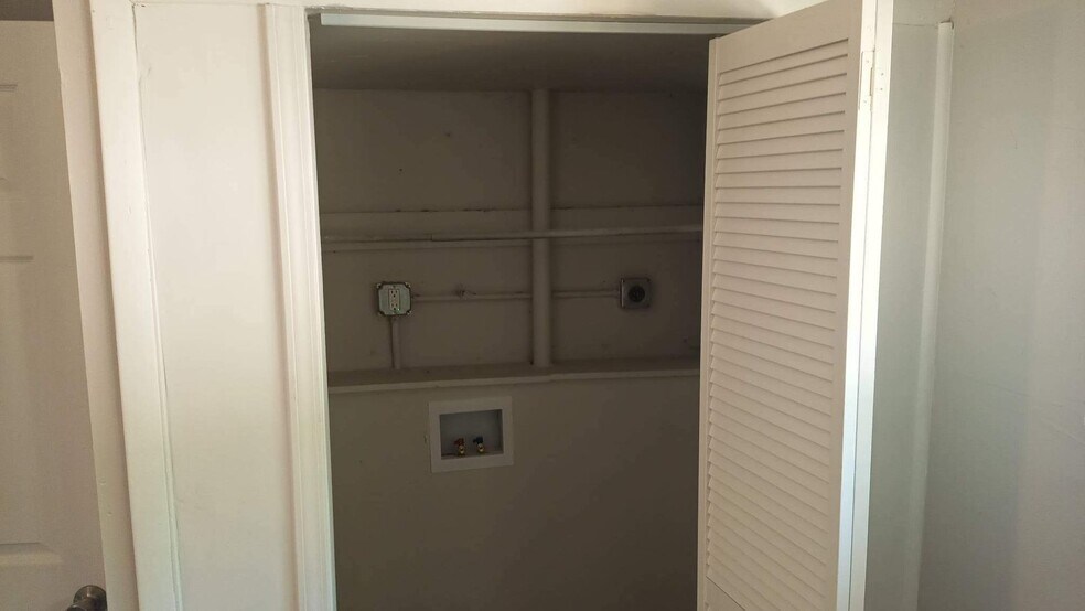 Building Photo - 2441 N Oswego Ave