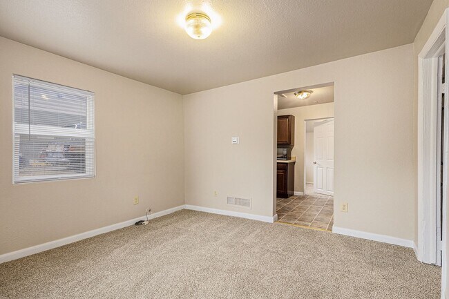 Building Photo - Single Family home, 2 Beds 1 Bath close to...