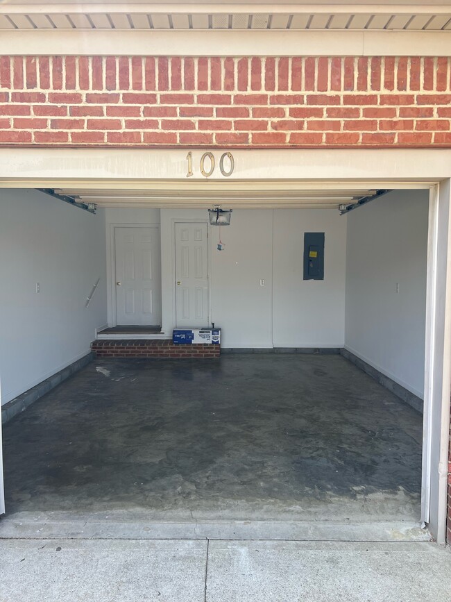 Building Photo - 100 Yorkshire Dr