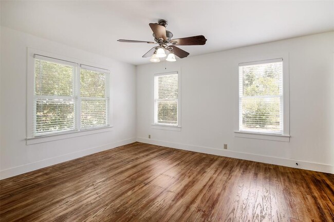 Building Photo - 917 W 4th St