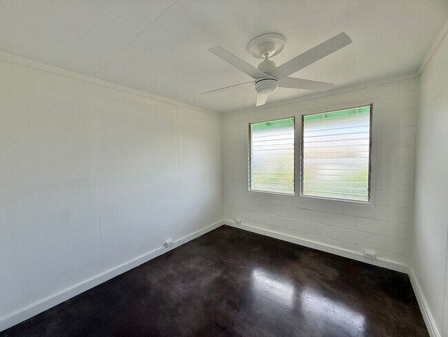 Building Photo - 4 Bedroom / 1.5 Bathroom Home on a Large Lot in Kahului!