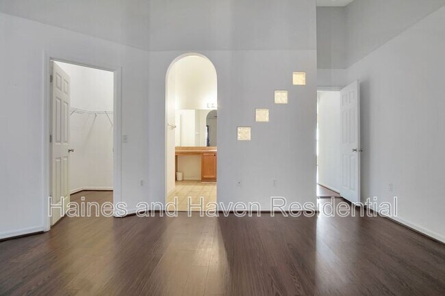 Building Photo - 990 Kenbar St