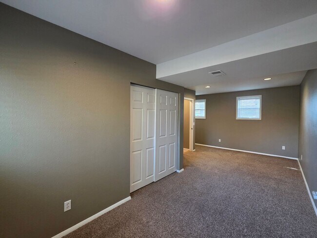 Building Photo - 3 Bedroom 2 Bathroom House With Huge Backy...